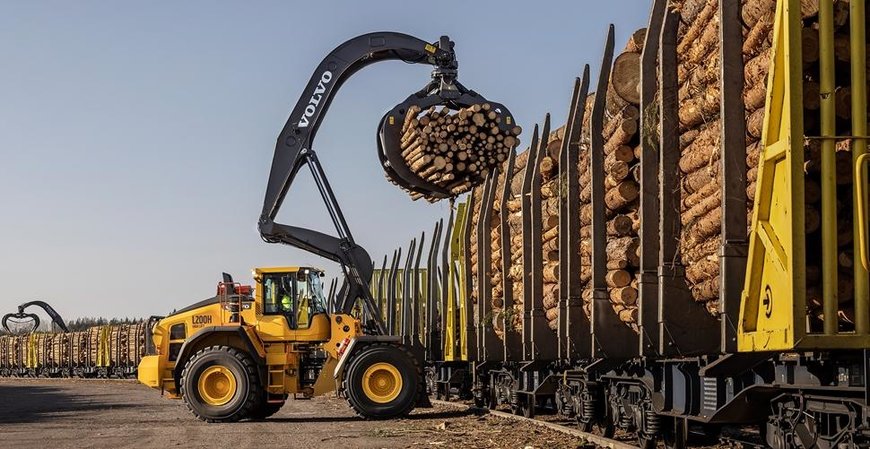 L200H HIGH LIFT EXTENDS LOG HANDLING ABILITIES